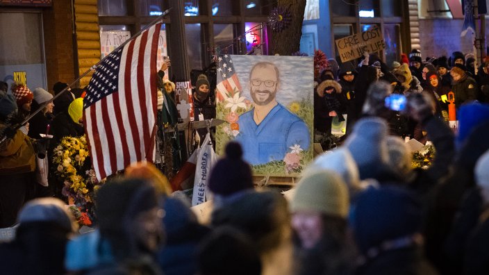 MINNEAPOLIS, MINNESOTA - JANUARY 28: People attend a candlelight vigil organized by healthcare workers at the site where Alex Pretti was killed on January 28, 2026 in Minneapolis, Minnesota. The vigil was held to remember the lives of Pretti, a 37-year-old ICU nurse at a VA medical center who died January 24, after being shot multiple times during a brief altercation with border patrol agents, and Renee Good a 37-year-old mother of three children who was killed by ICE agents on January 7. (Photo by Scott Olson/Getty Images)