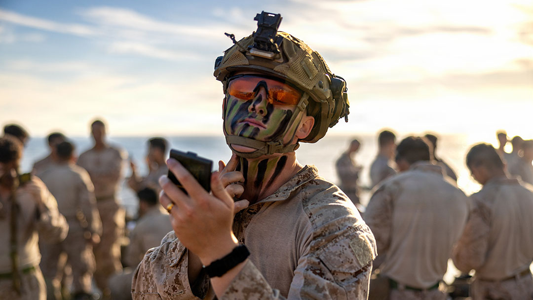 US orders more warships, thousands of Marines to the Middle East