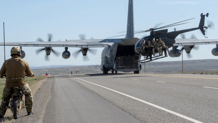 Airmen from the Kentucky Air National Guard’s 123rd Special Tactics Squadron prepare to conduct combat search-and-rescue from an MH-6M Little Bird that was offloaded from a MC-130J Commando II during Exercise Agile Chariot near Riverton, Wyoming, May 2, 2023. Agile Chariot tested Agile Combat Employment capabilities, including using smaller, more dispersed locations and teams to rapidly move and support aircraft, pilots and other personnel wherever they’re needed. (U.S. Air National Guard photo by Master Sgt. Phil Speck)