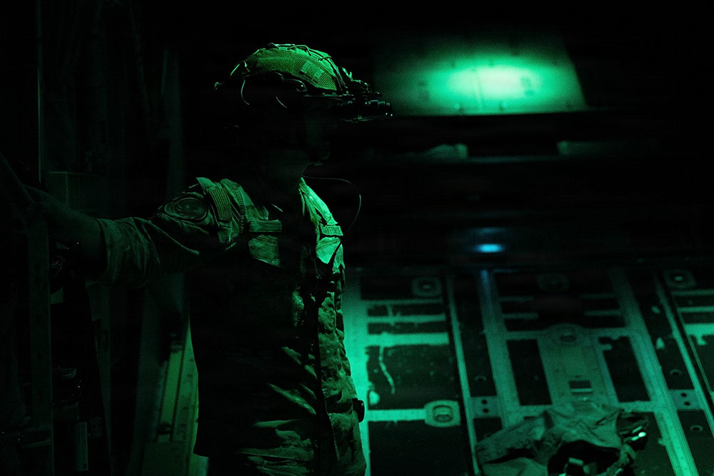 ईरान में F-15 चालक दल के सदस्य को बरामद करने के लिए कमांडो छापे के बारे में हम क्या जानते हैं