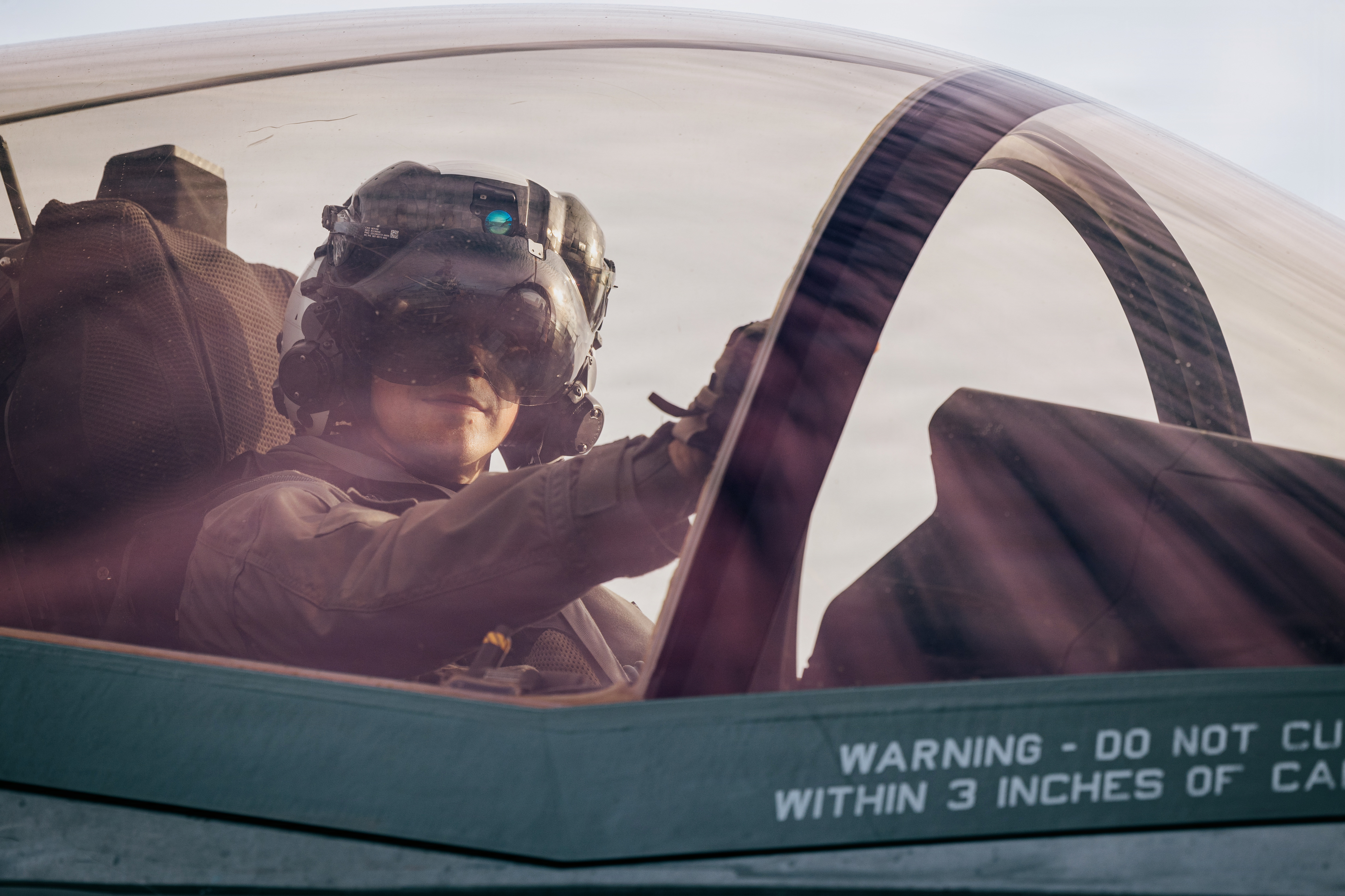 A U.S. Marine Corps F-35B Lightning II pilot with Marine Fighter Attack Squadron (VMFA) 122, 11th Marine Expeditionary Unit, refuels on the flight deck of Wasp-class amphibious assault ship USS Boxer (LHD 4) in the Pacific Ocean, March 28, 2026.