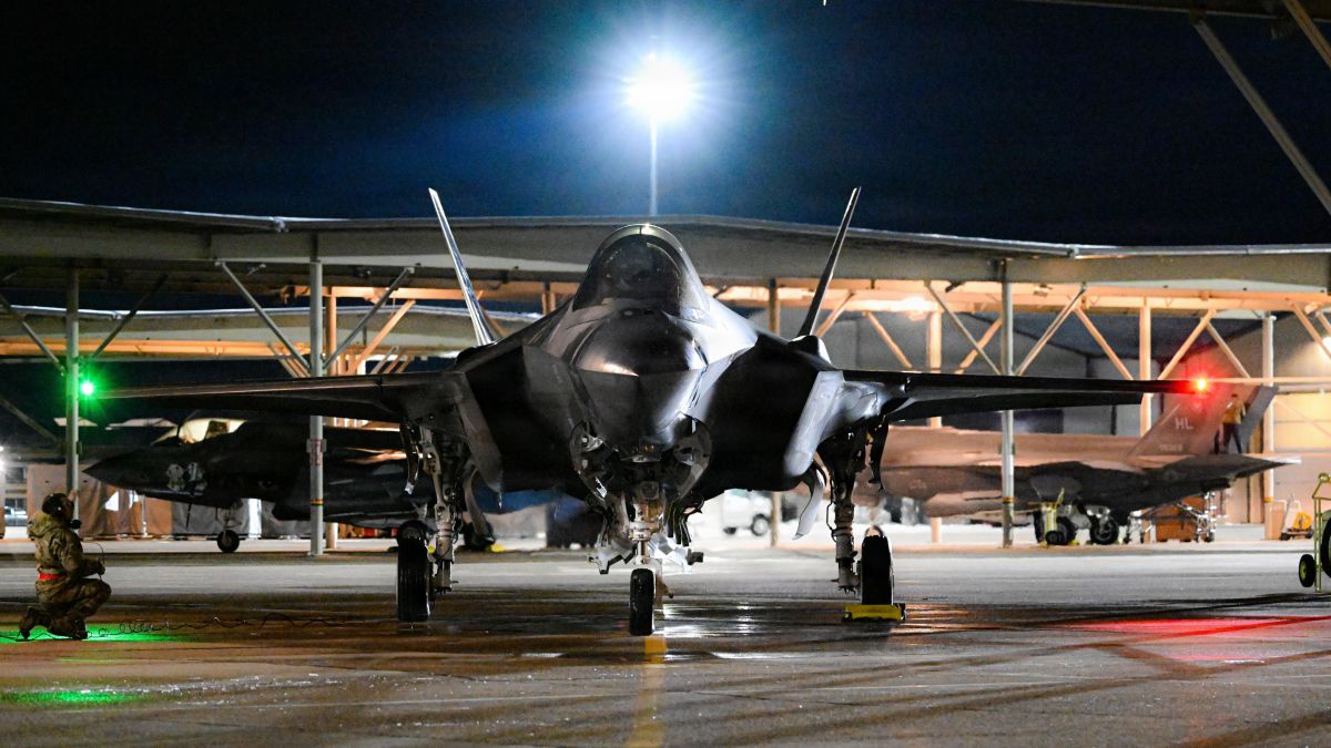 F-35 pilots receive Distinguished Flying Crosses for Midnight Hammer, missions in Yemen