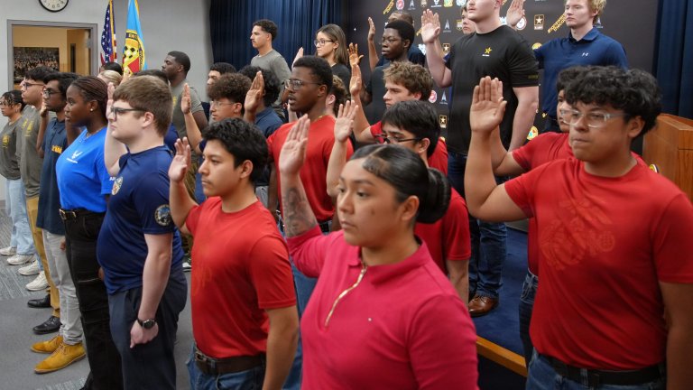 Military applicants who processed through Chicago MEPS take the Oath of Enlistment during a ceremony at U.S. Military Entrance Processing Command headquarters in North Chicago, Illinois, April 15, 2026. USMEPCOM is responsible for processing applicants into the Armed Forces, ensuring each meets enlistment standards.