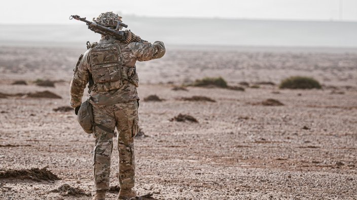 A U.S. Army cannon crewmember assigned to Chaos Battery, 4th Battalion, 319th Airborne Field Artillery Regiment, 173rd Mobile Brigade Combat Team (Airborne), carries an M249 machine gun during an African Lion 26 live-fire exercise at Cap Draa, Tan-Tan, Morocco, April 21, 2026. The live-fire exercise evaluated the unit’s ability to coordinate, maneuver and deliver precise, synchronized fires in a dynamic environment, ensuring the unit is ready and proficient for any combat mission.
