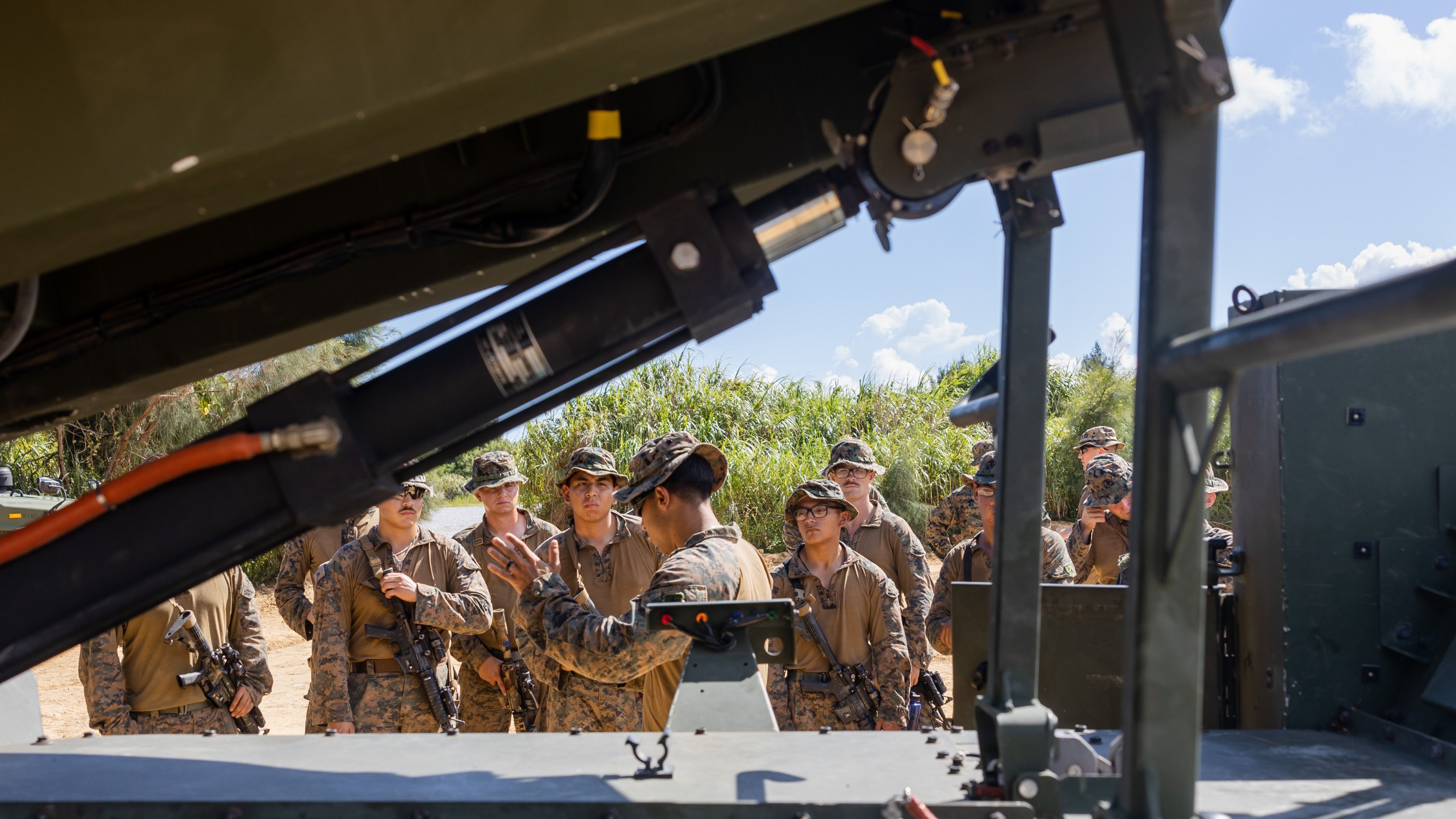 Marines en formation sur le système NMESIS à Okinawa