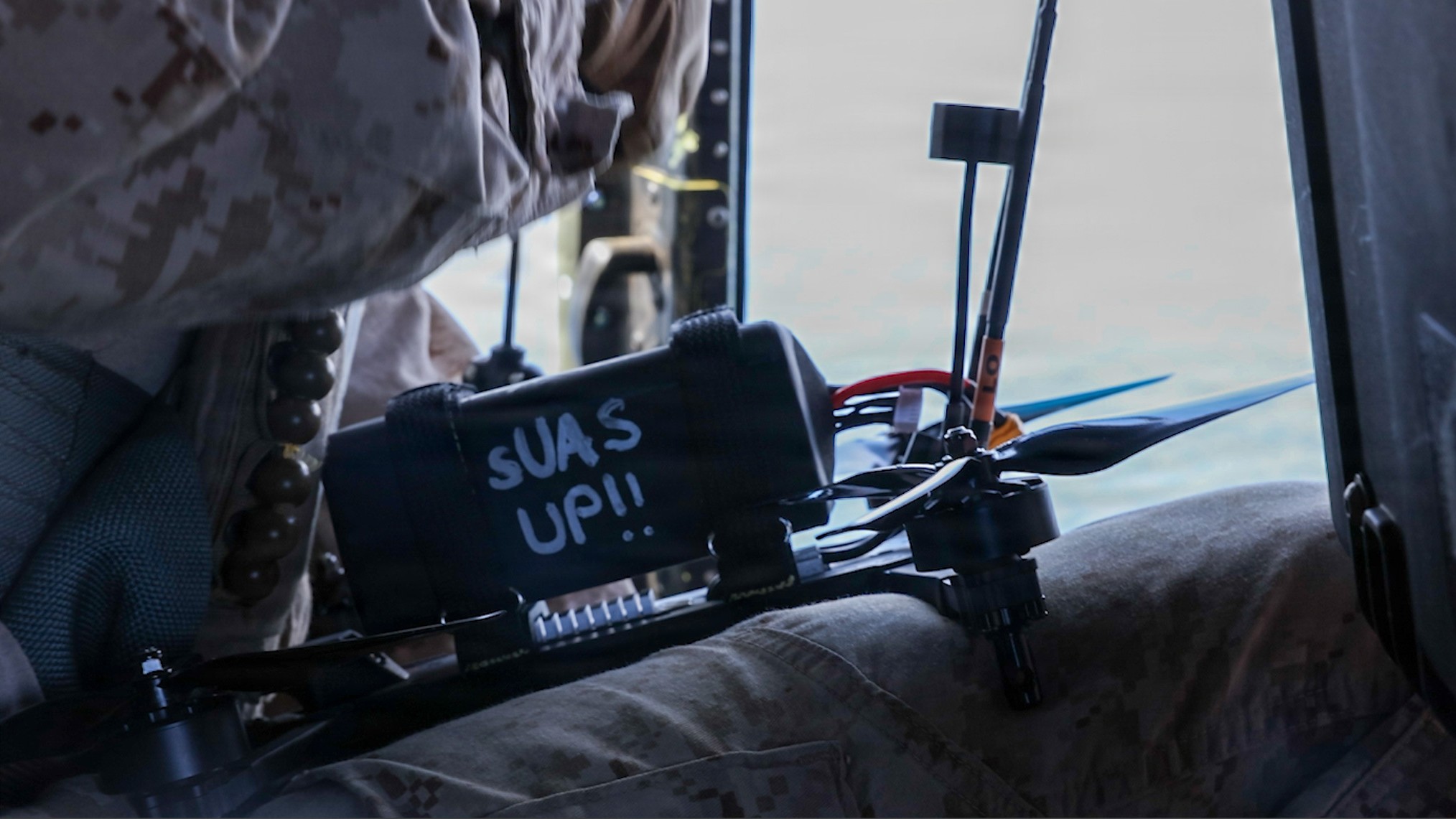 Marines américains testant l’intégration de drones FPV depuis un hélicoptère UH-1Y Venom.