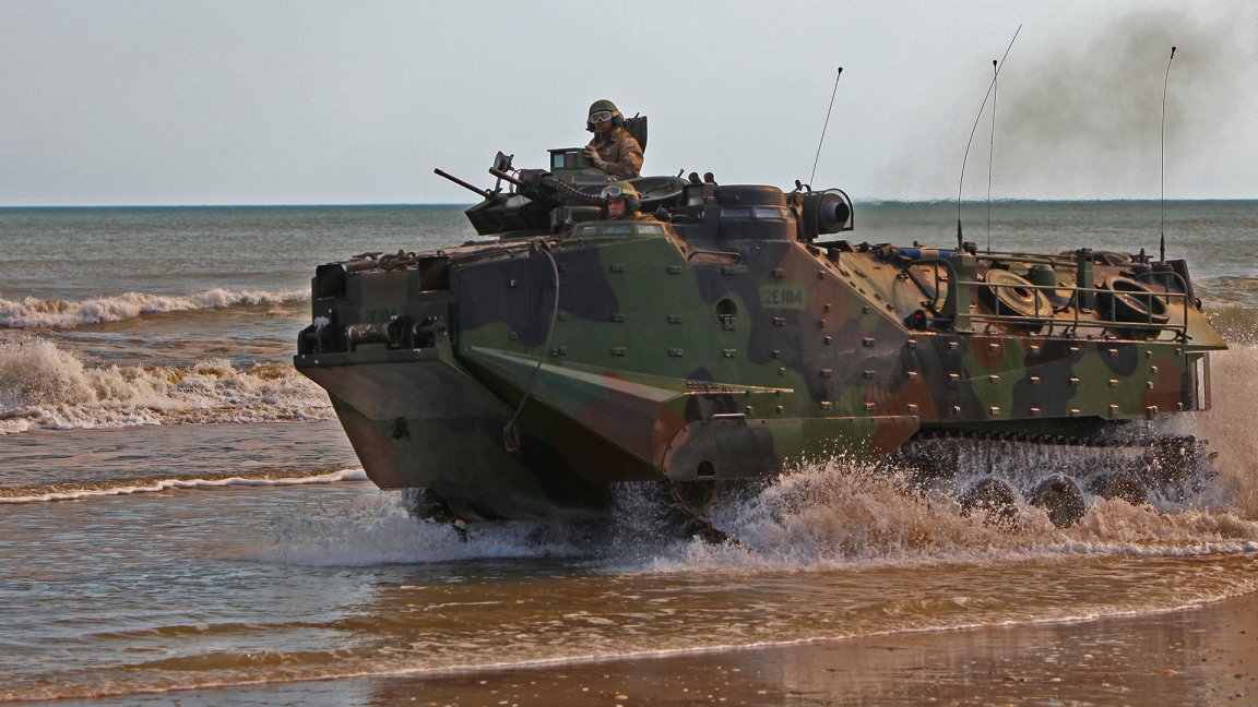 Amphibious assault vehicle