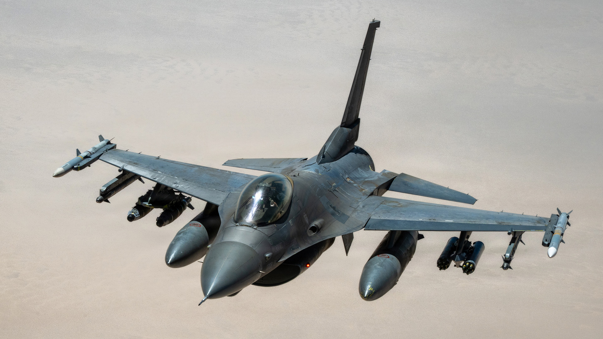 Air Force ‘Wild Weasel’ pilot receives top flying award for Yemen mission