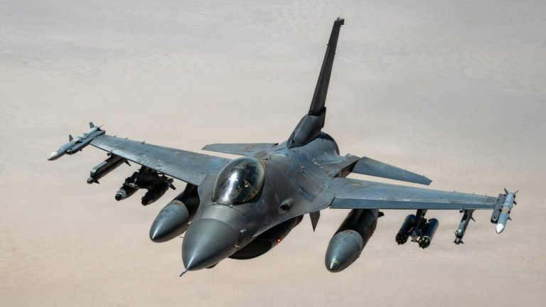 Air Force ‘Wild Weasel’ pilot receives top flying award for Yemen mission