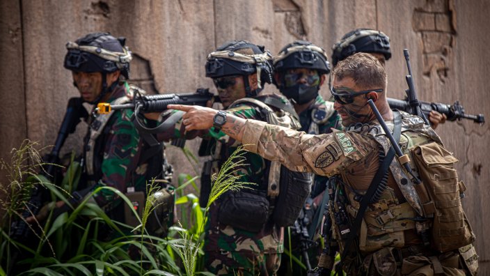Senior Operations Advisor Staff Sgt. Jeremy Mireles, 5th SFAB Maneuver Advisor Team 5211, suggests a ground maneuver for Tentara Nasional Indonesia Angkatan Darat Soldiers during JPMRC 23-01 at Schofield Barracks, Hawaii, Nov. 2, 2022 JPMRC 23-01 is an immersive training event spanning multiple islands in Hawaii and assessing the readiness of elements of 25th Infantry Division and Allies and Partners. The rotation allows these elements to assess readiness in Hawaii instead of the National Training Center in California or the Joint Readiness Training Center in Louisiana, saving thousands of dollars in defense funding while maintaining a realistic Pacific-focused training environment.
