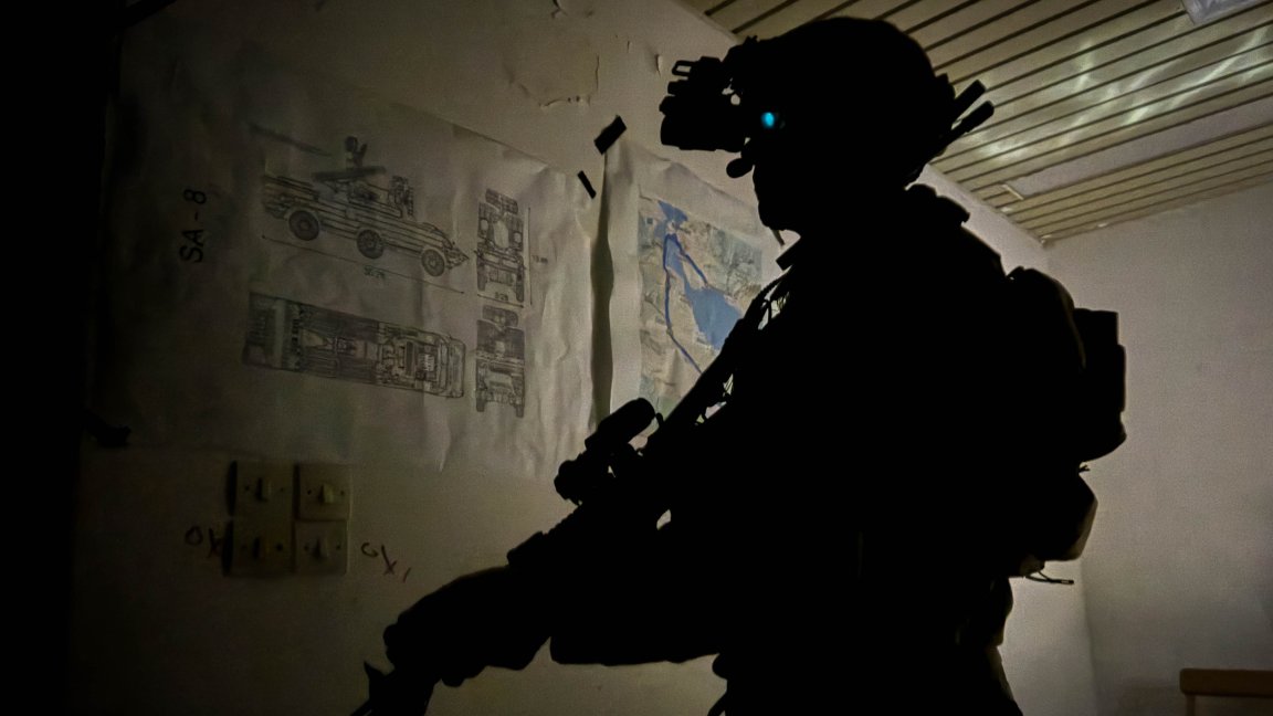 A U.S. Green Beret assigned to 10th Special Forces Group (Airborne) covers his sector fire during a night raid training on a complex after fast roping from a CH-47 Chinook helicopter near Aviona, Greece, Mar. 12, 2024. Exercise Trojan Footprint provides NATO Allies and partner special operations forces an opportunity to enhance their skills, build interoperability and demonstrate the capability of ready and postured special operations forces within the European theater. (U.S. Army photo taken by Staff Sgt. Nathan Baker) 
