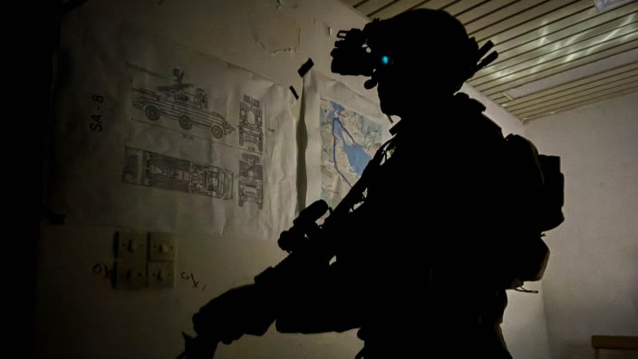 A U.S. Green Beret assigned to 10th Special Forces Group (Airborne) covers his sector fire during a night raid training on a complex after fast roping from a CH-47 Chinook helicopter near Aviona, Greece, Mar. 12, 2024. Exercise Trojan Footprint provides NATO Allies and partner special operations forces an opportunity to enhance their skills, build interoperability and demonstrate the capability of ready and postured special operations forces within the European theater. (U.S. Army photo taken by Staff Sgt. Nathan Baker) 