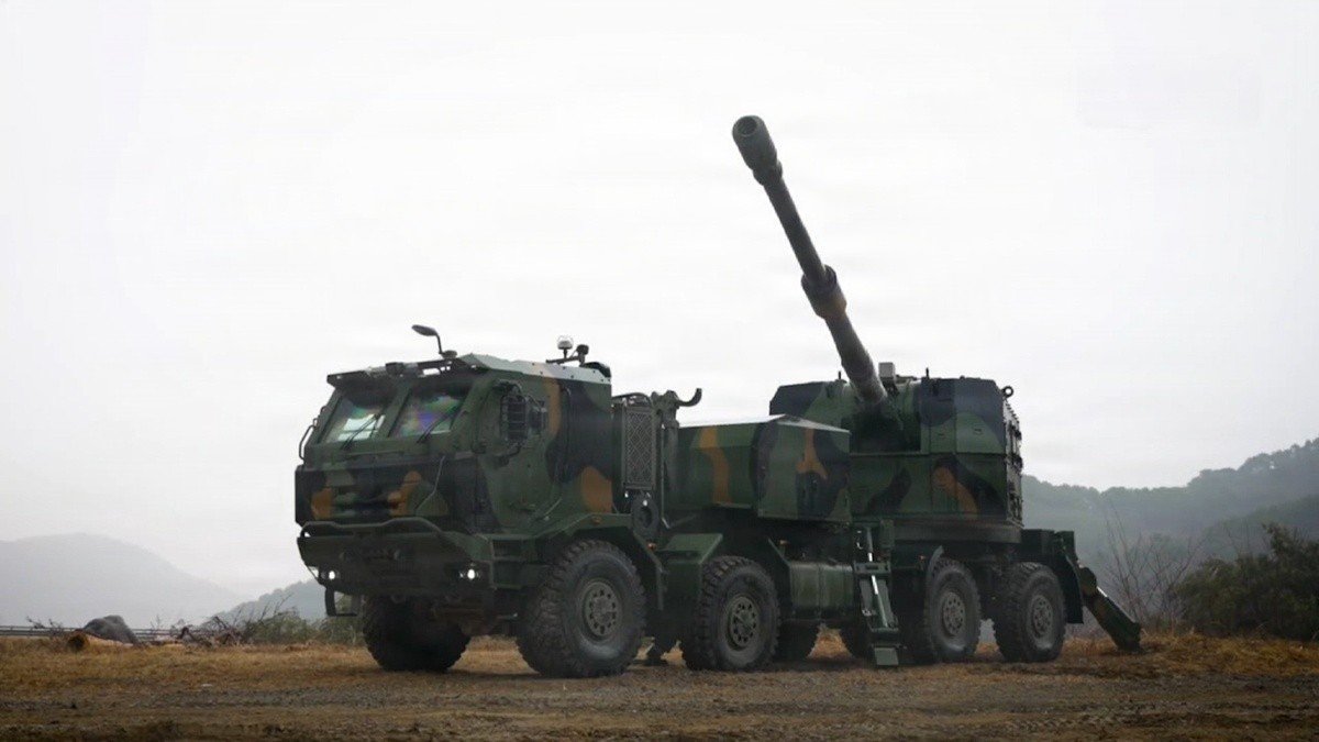 The Army's XM1776 prototype is derived from Hanwha's K9 Mobile Howitzer, which uses a crew of three. Army photo.